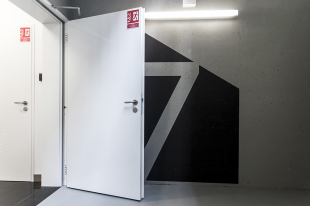 Белая противопожарная дверь в тамбур